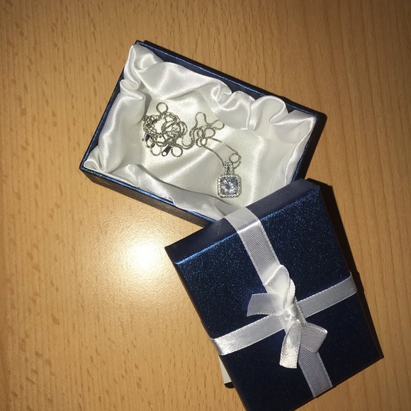 White cubic zirconia necklace - Picture 4 of 8